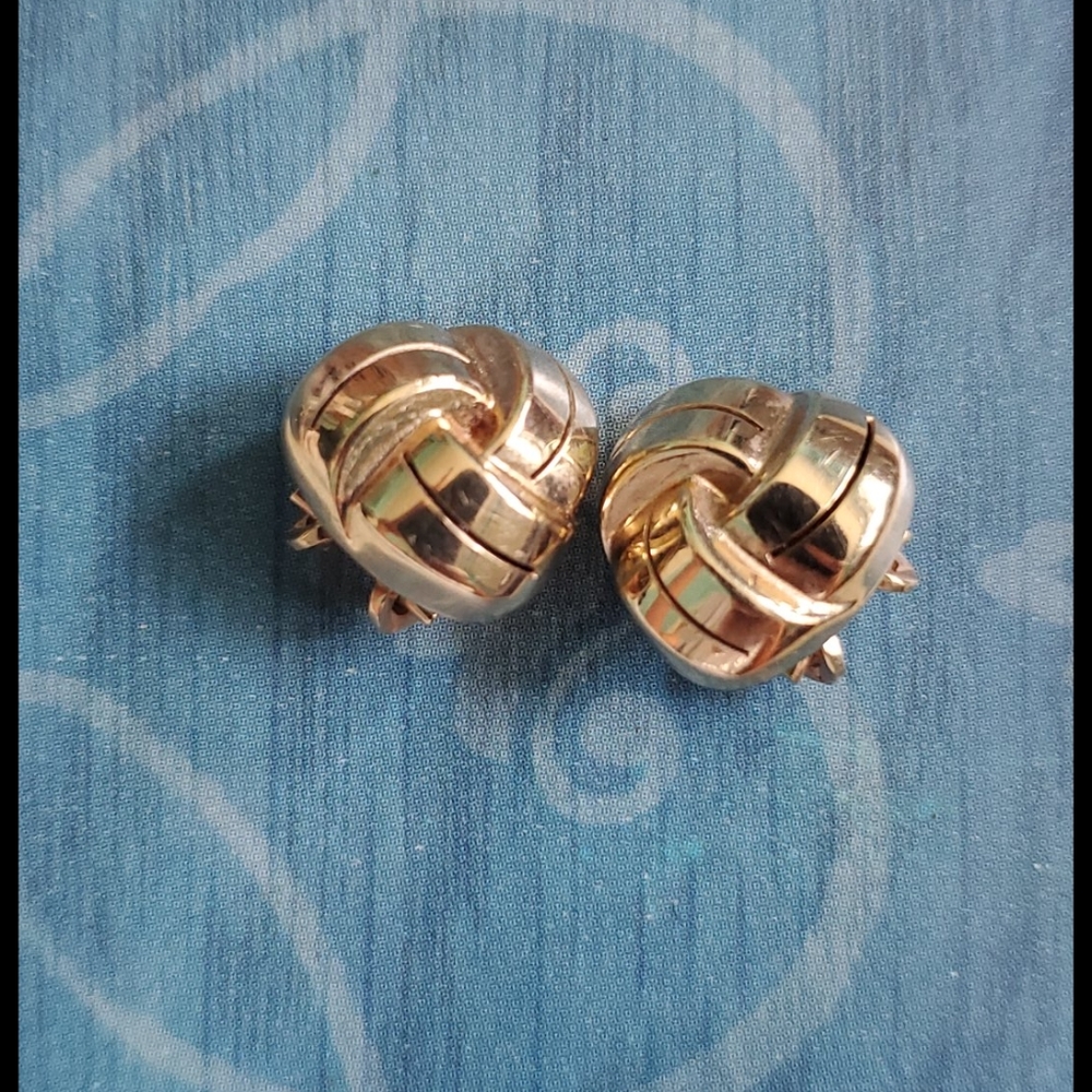 🎉HP🎉14K GERM Yellow Gold Sculpted Dome Clip on